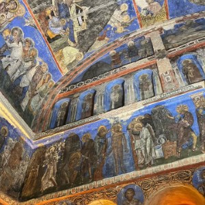 L'église sombre ("Dark Church", "Karanlık Kilise") est l'église rupestre la plus célèbre de Cappadoce.  Elle se trouve à l'intérieur du musée en plein air de Göreme et témoigne de la présence chrétienne au milieu du XIe siècle. Après de nombreuses allées et venues - et bien des péripéties - les peintures ont été restaurées dans les annees 1980. #turkey #cappadocia #göreme